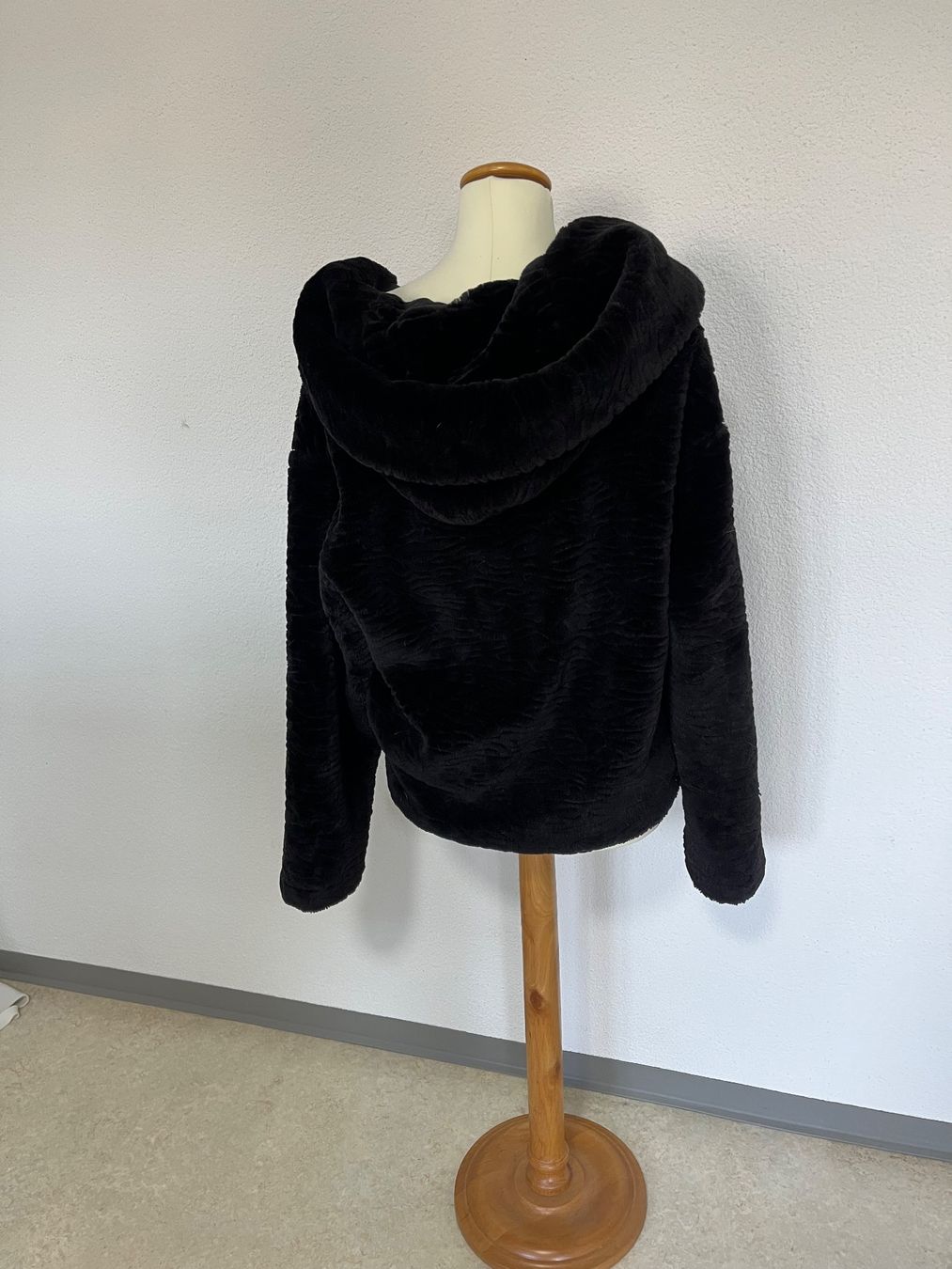 Giacche: Schwarze Teddy Jacke von Forever 21, Grösse M – Usato da Thalheim venduto da karmabis_ 1