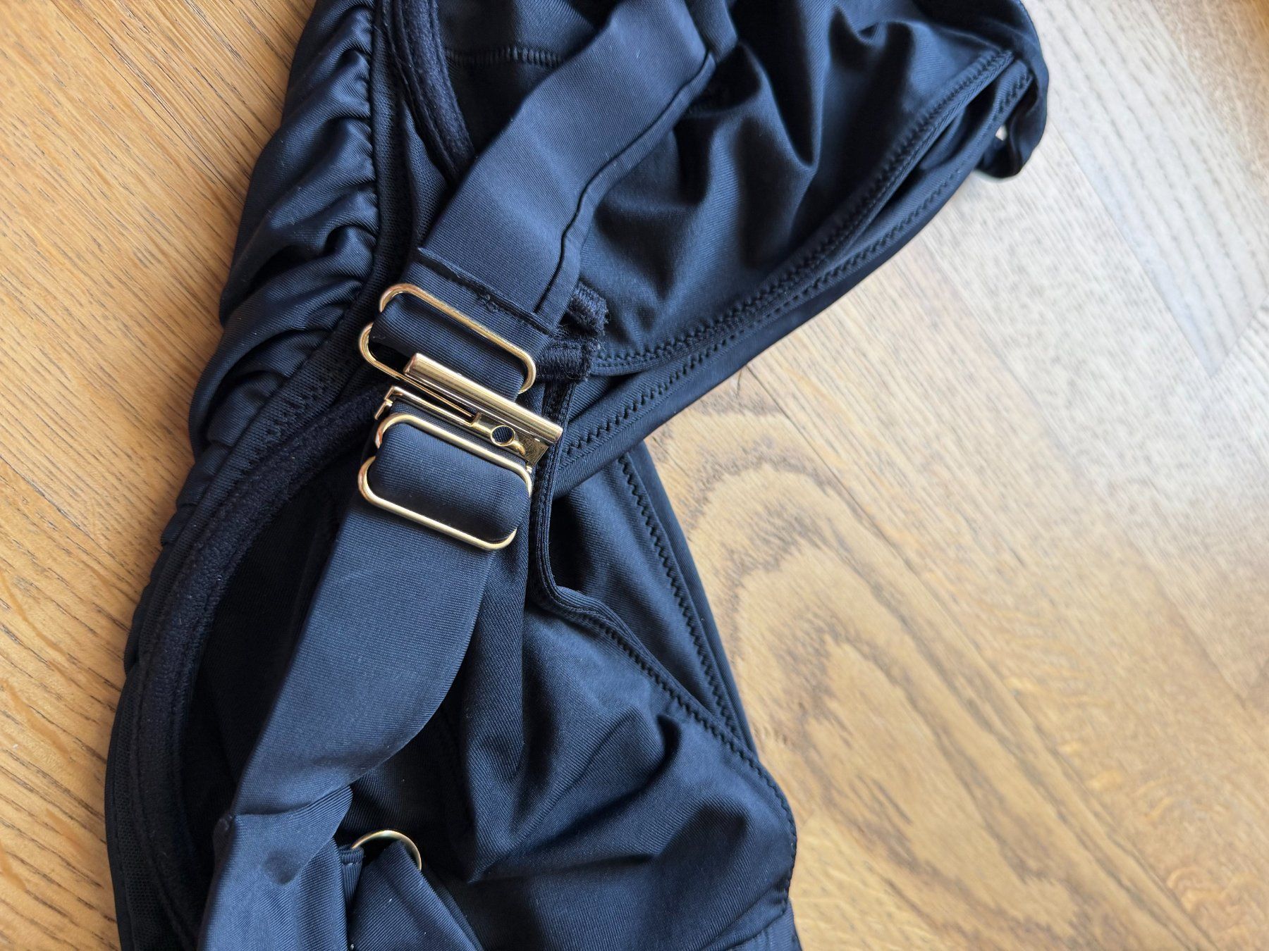 Calzedonia Badekleider & Bikinis: Bikini Oberteil schwarz Calzedonia – Defekt aus Riehen von edu_92w7 6