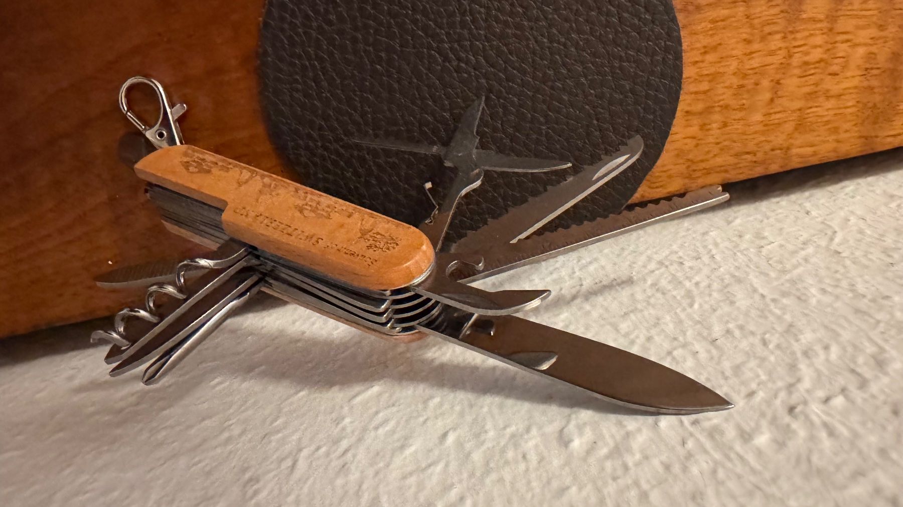 Coltelli tascabile: Taschenmesser mit Holzgriff - Switzerland – Nuovo (secondo la descrizione) da Luzern venduto da serchon 2