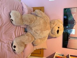 Grosser, flauschiger Teddybär aus Plüsch