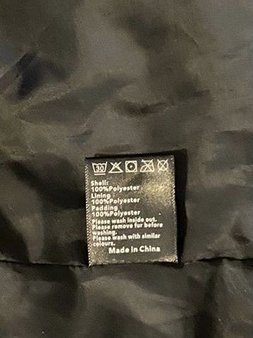 Giacche: Schwarze Winterjacke mit Kapuze – Usato da Dübendorf venduto da nela123 4