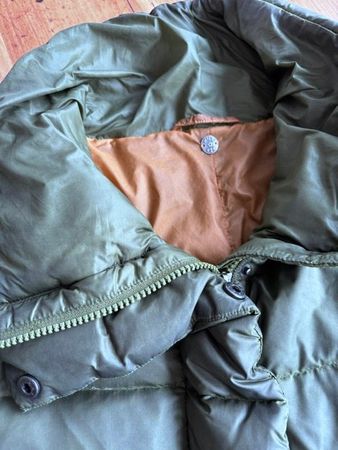 Längere Daunenjacke von Nile in olivgrün Grösse XS/S