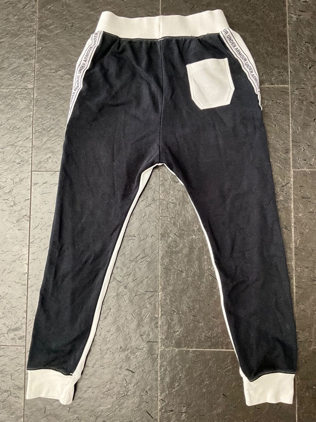 Hosen: Trainerhose, UNDER ARMOUR, Mädchen (ca. 10-12) – Gebraucht aus Stäfa von Rbeerli0 3