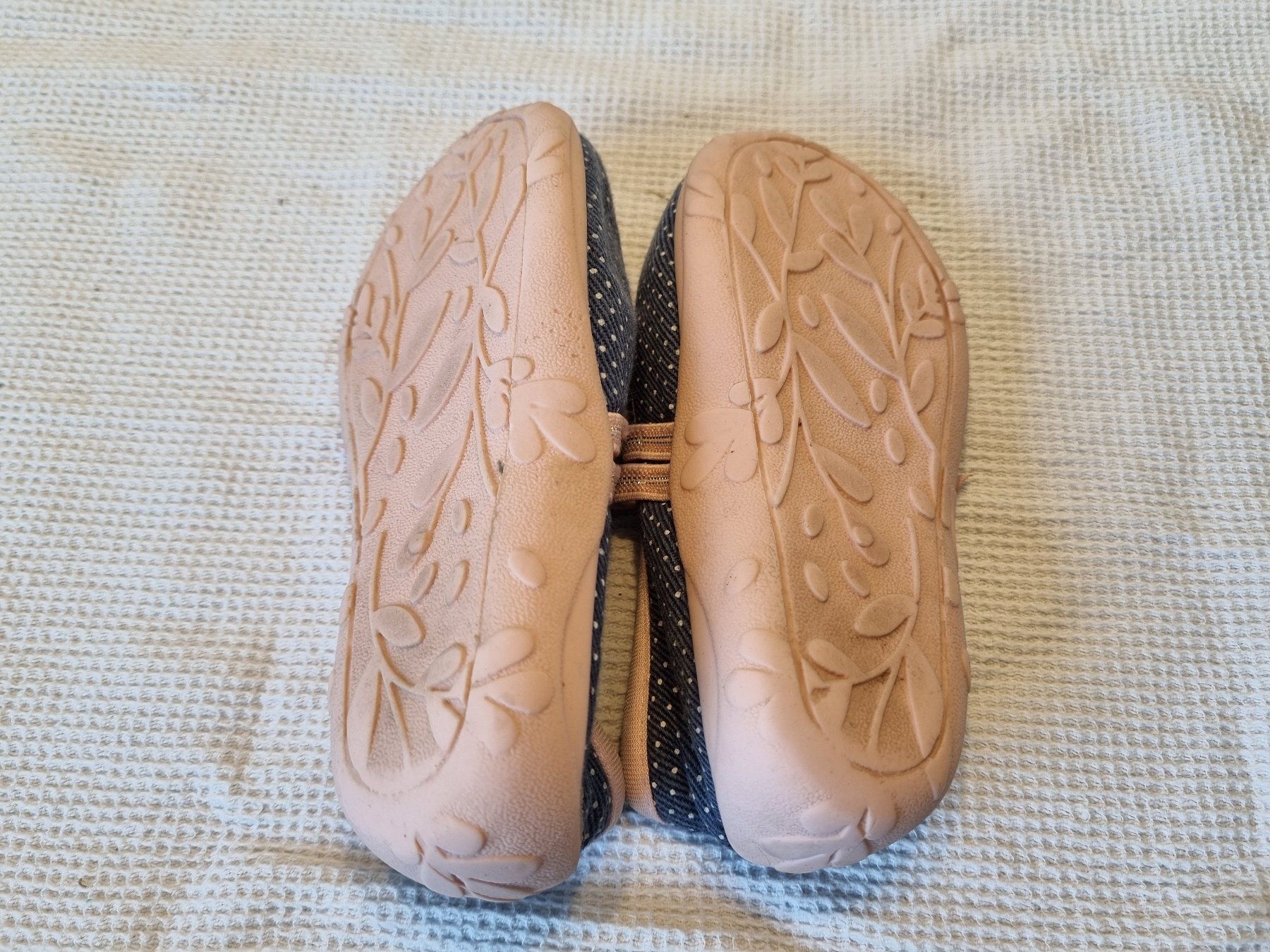 Hello Kitty Scarpe per ragazze: Hello Kitty Hausschuhe. Grösse ca. 24 – Usato da Hinterkappelen venduto da Anbal 1