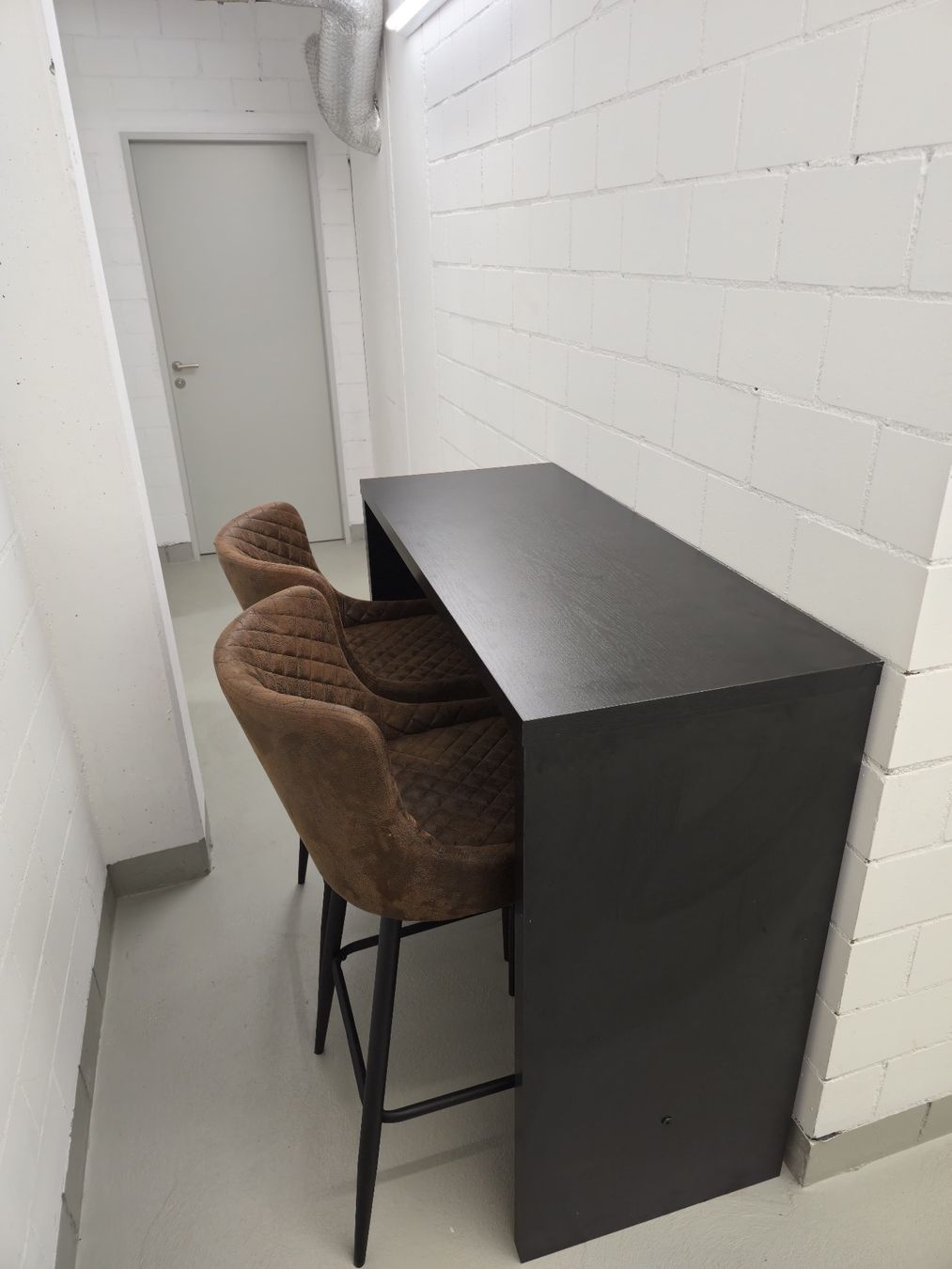 Tables: Moderner Stehtisch / Bartisch in Schwarzbraun – D'occasion à Wädenswil par MilouvdM 2