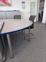 Halbrunder Tisch zu Büroschreibtisch