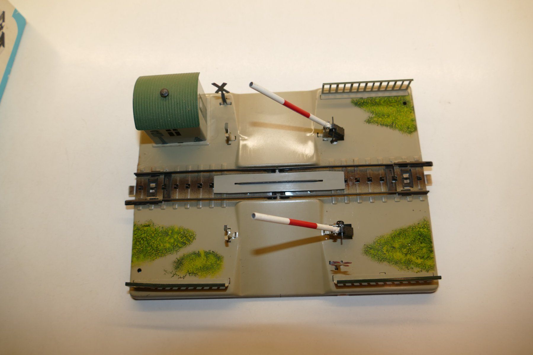 Märklin Modellini di ferrovie: Märklin H0: Mechanischer Bahnübergang – Usato da Niederhasli venduto da rail-duerst 5