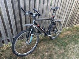 Mountainbike mit vielen Shimano Deore XT Komponenten
