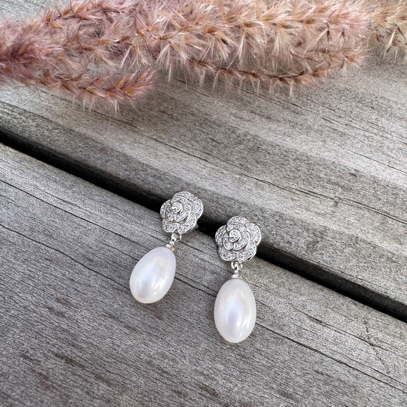 Orecchini pendenti & Orecchini a lobo: Wunderschöne 925 Silber Rosen Süsswasserperlen-Ohrringe – Nuovo e nell'imballaggio originale da Rombach venduto da Ivreajewels 2