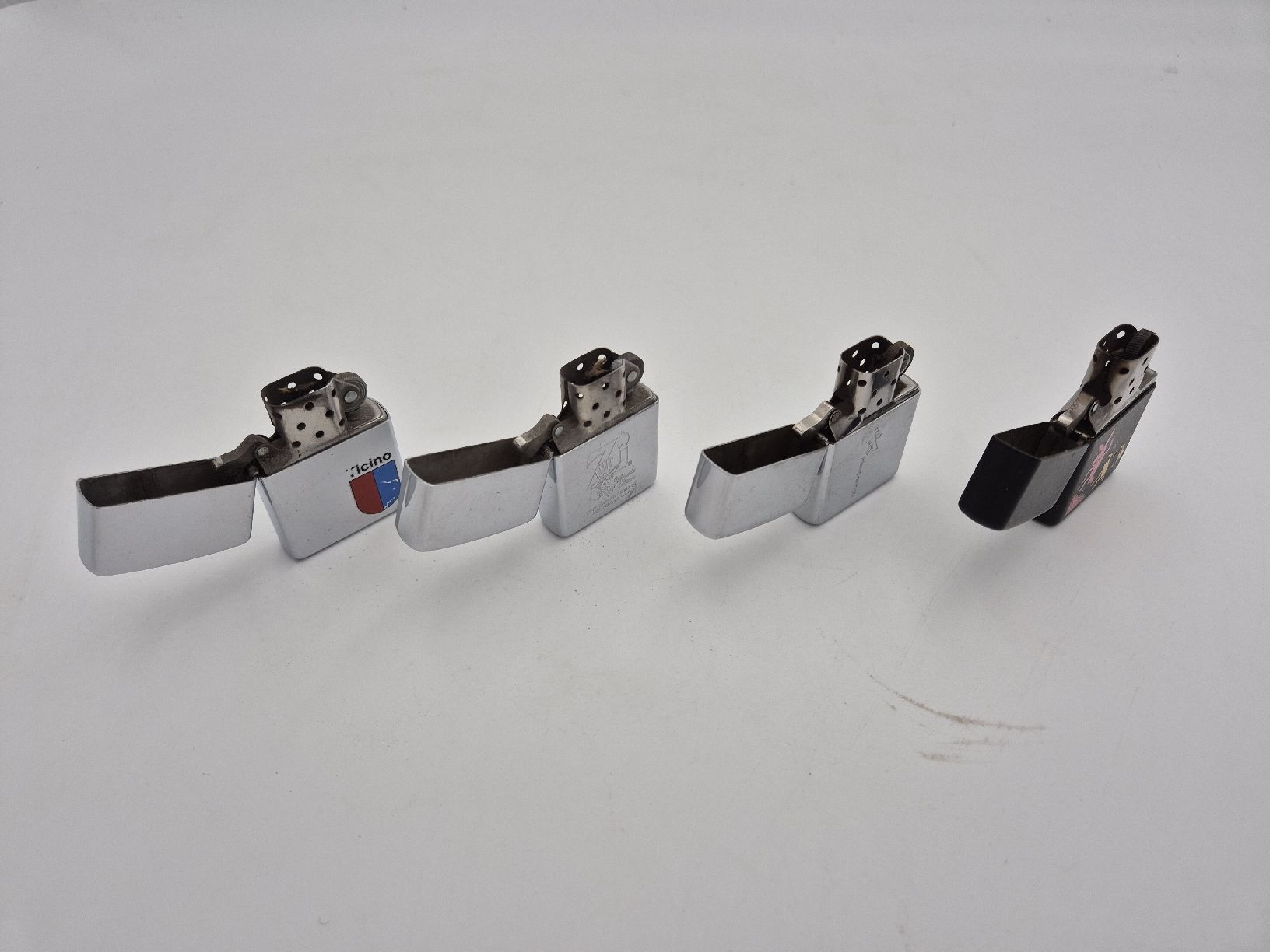 Zippo Feuerzeuge: 4 Briquets Zippo – Gebraucht aus Chambrelien von  2