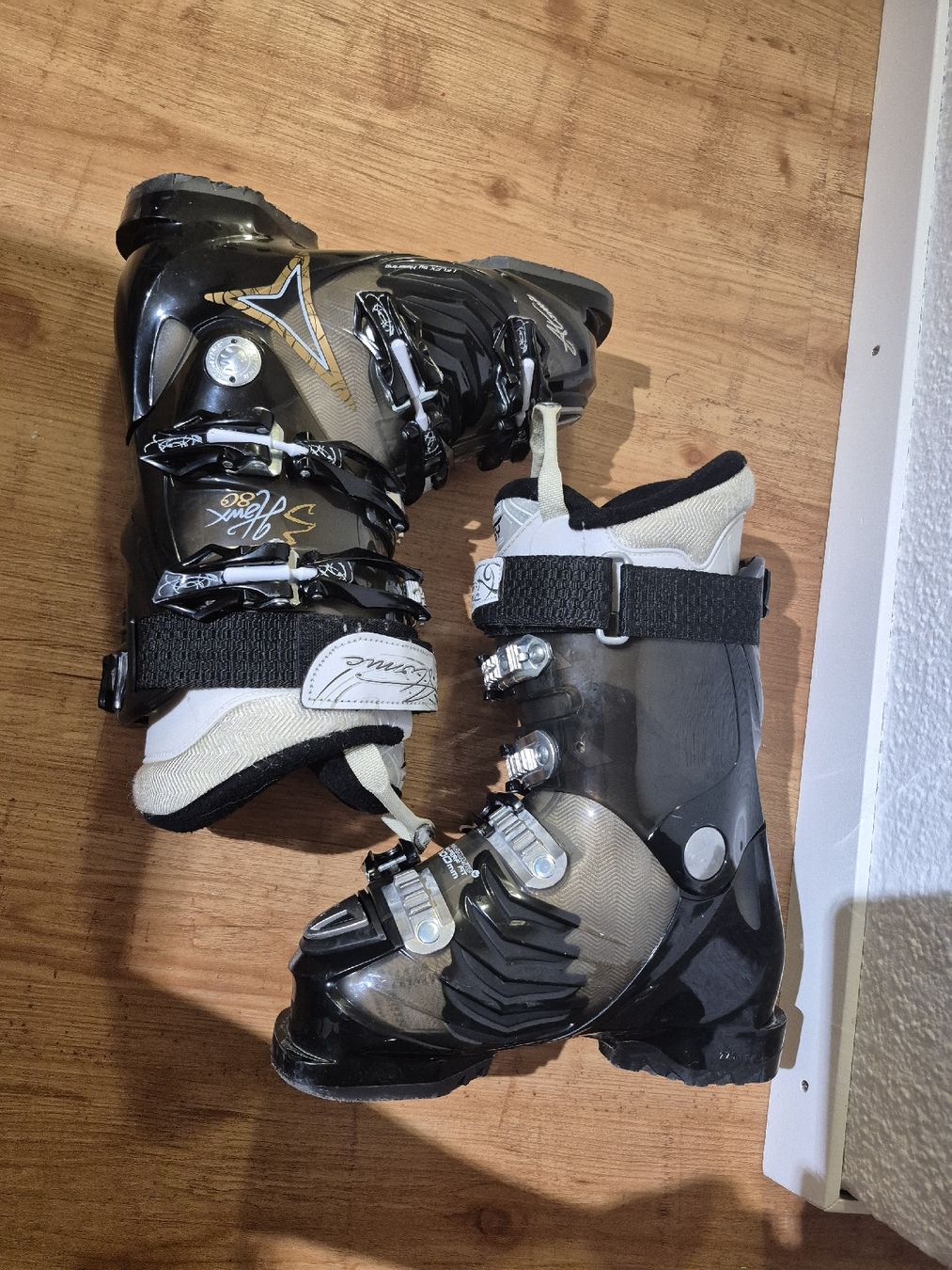 Scarpe da donna: atomic skischuhe 23-23.5cm – Usato da Spiez venduto da V.H.K. 2