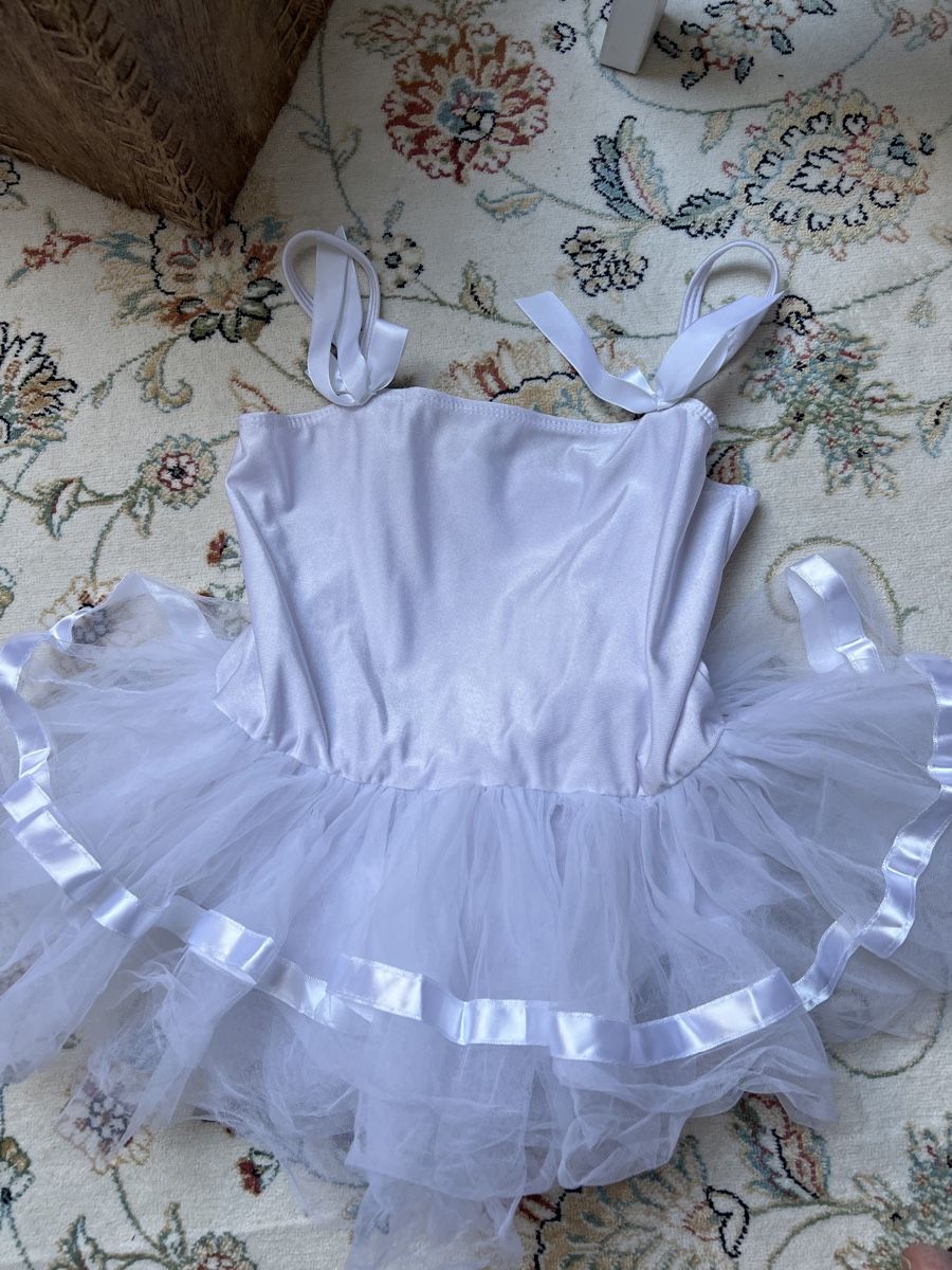 Scarpe, pantaloni & magliette da ginnastica: Süsses weiss/silbernes Tutu Kleidchen Gr 122/128 – Usato da Wolfwil venduto da Vessie 1