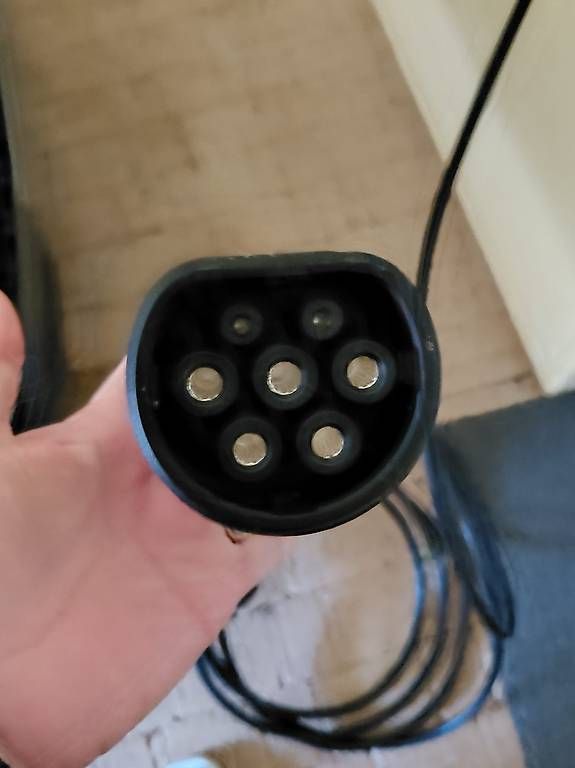 Batterie-Ladegeräte: Borne recharge + câble – Gebraucht aus Granges-Paccot von Pellon1 2