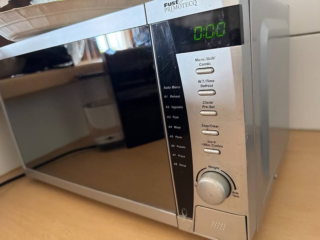 Fours: Micro ondes Fust – D'occasion à Preverenges par mih_vqg5 2