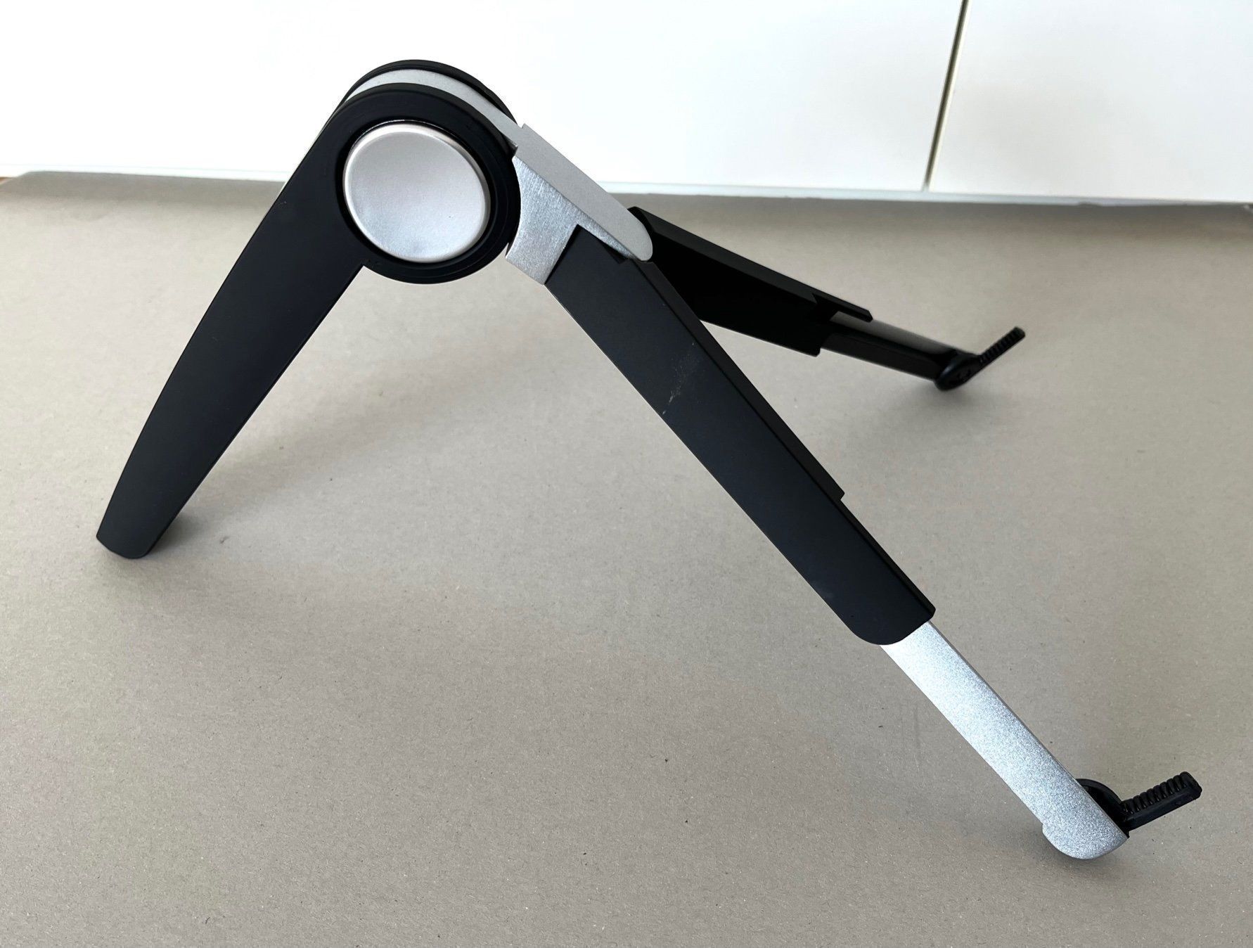 Altro in Decorazioni & Accessori: iPad Tablet Laptop Ständer Leichtgewicht - schwarz – Nuovo e nell'imballaggio originale da Utzigen venduto da Flyblue 3