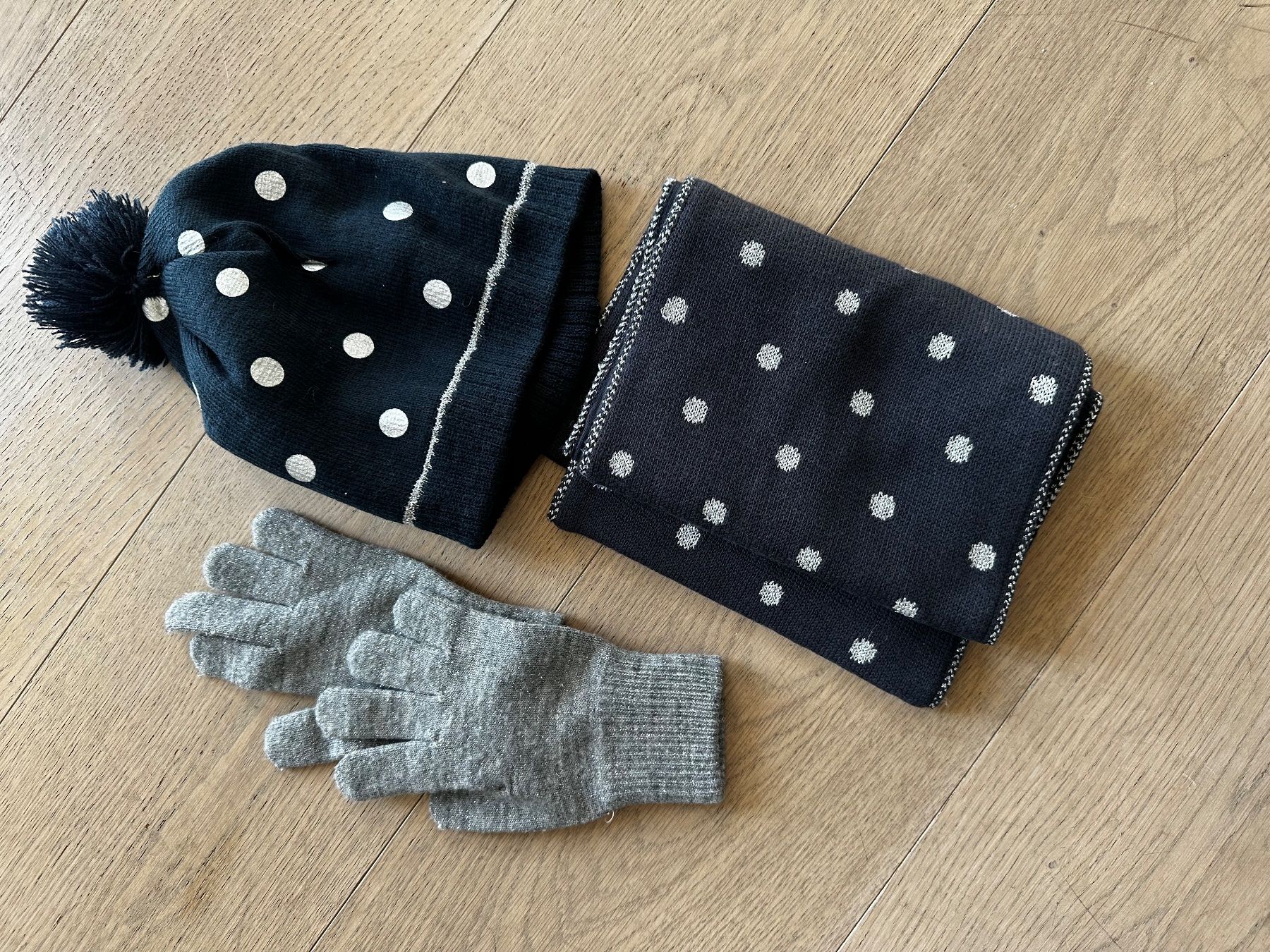 Kleiderpakete: Ensemble bonnet, écharpe et gants à pois noirs – Gebraucht aus Vevey von lua_vb2w