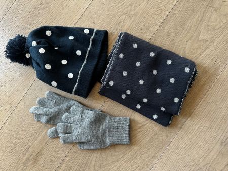Ensemble bonnet, écharpe et gants à pois noirs