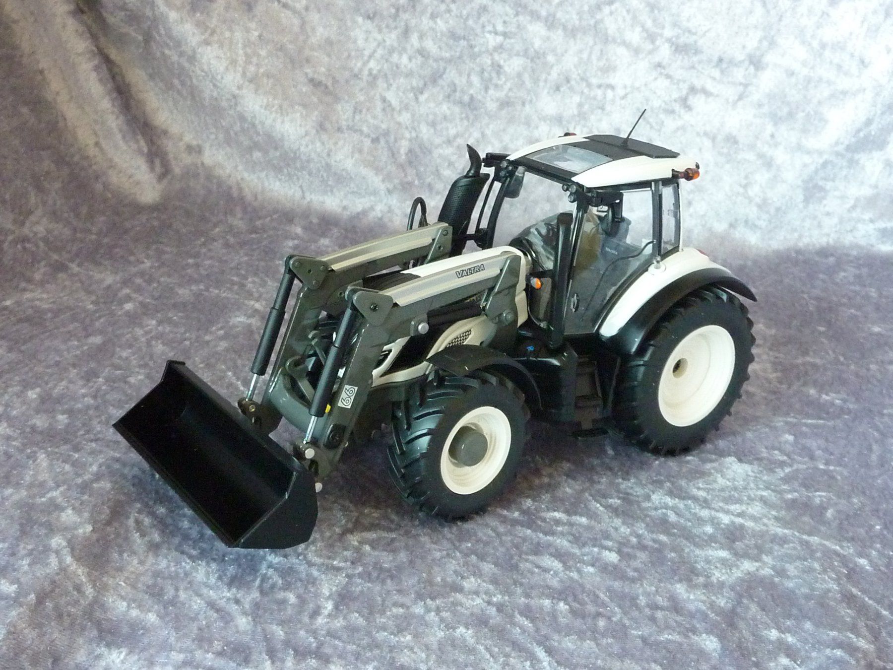 Wiking Kit di modellismo & Modellini statici: Valtra T174 mit Frontlader 1:32 – Nuovo (secondo la descrizione) da Dürrenäsch venduto da modellautos4you 1