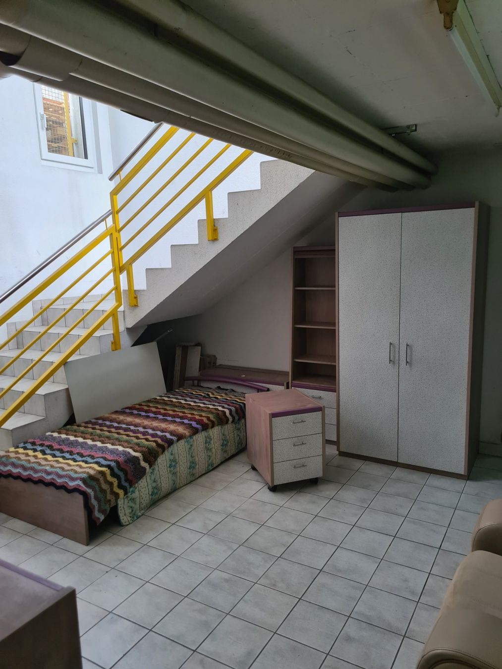 Schränke: Ensemble chambre meuble gris et violet 6 piéces – Gebraucht aus Monthey von 187-zeroo 3