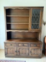 Massiver Eichen-Vitrinenschrank im Tudor-Stil