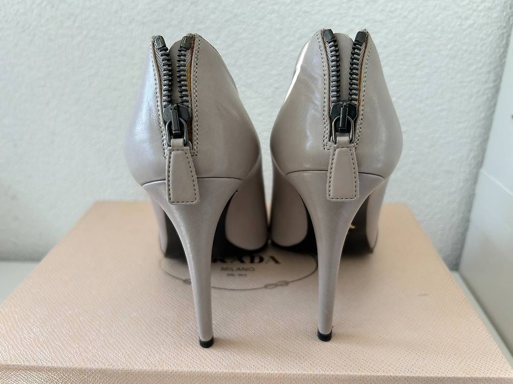 Prada Scarpe da donna: Prada Leder High Heels Stiefeletten Boots Grau Gr. 37 – Usato da Kreuzlingen venduto da Bildschirm_Auge 4
