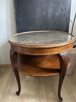 Antiker Beistelltisch / Serviertisch mit Glasplatte rund