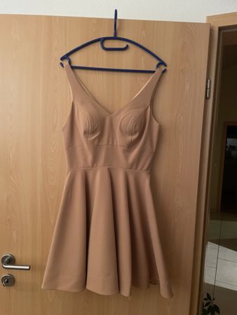 Robe NEUVE patineuse beige élégante