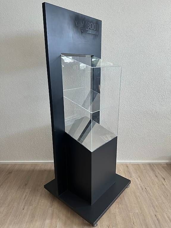Vetrine: Mobile Vitrine mit Acrylglas und Schloss auf Rollfuss – Usato da Obernau venduto da Arche_Noah_Brocki