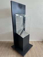 Mobile Vitrine mit Acrylglas und Schloss auf Rollfuss