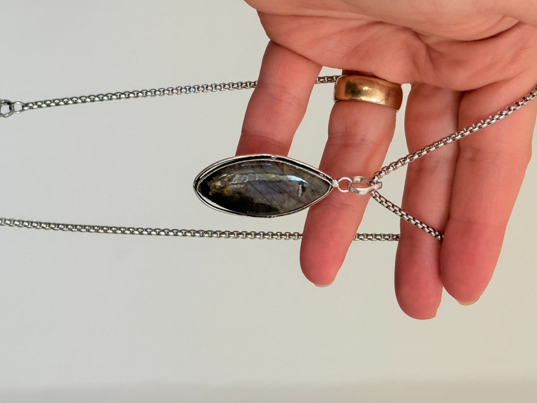 Ketten: Collier avec pendentif labradorite – Neu und originalverpackt aus Genève von AGBERG 8