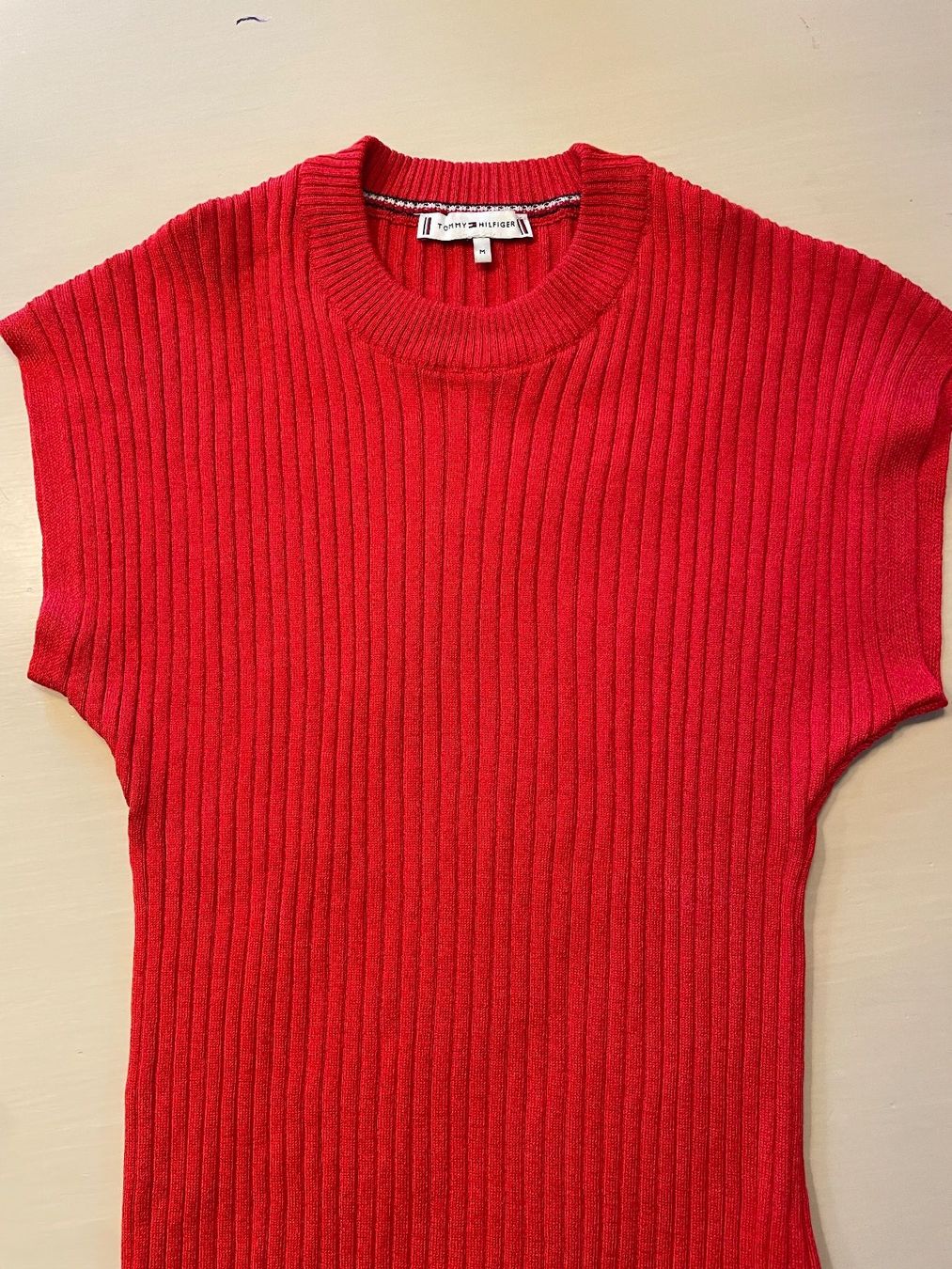 Tommy Hilfiger T-Shirts: Pull sans manches rouge Tommy Hilfiger, Taille M – Gebraucht aus Trelex von fle_dqj6