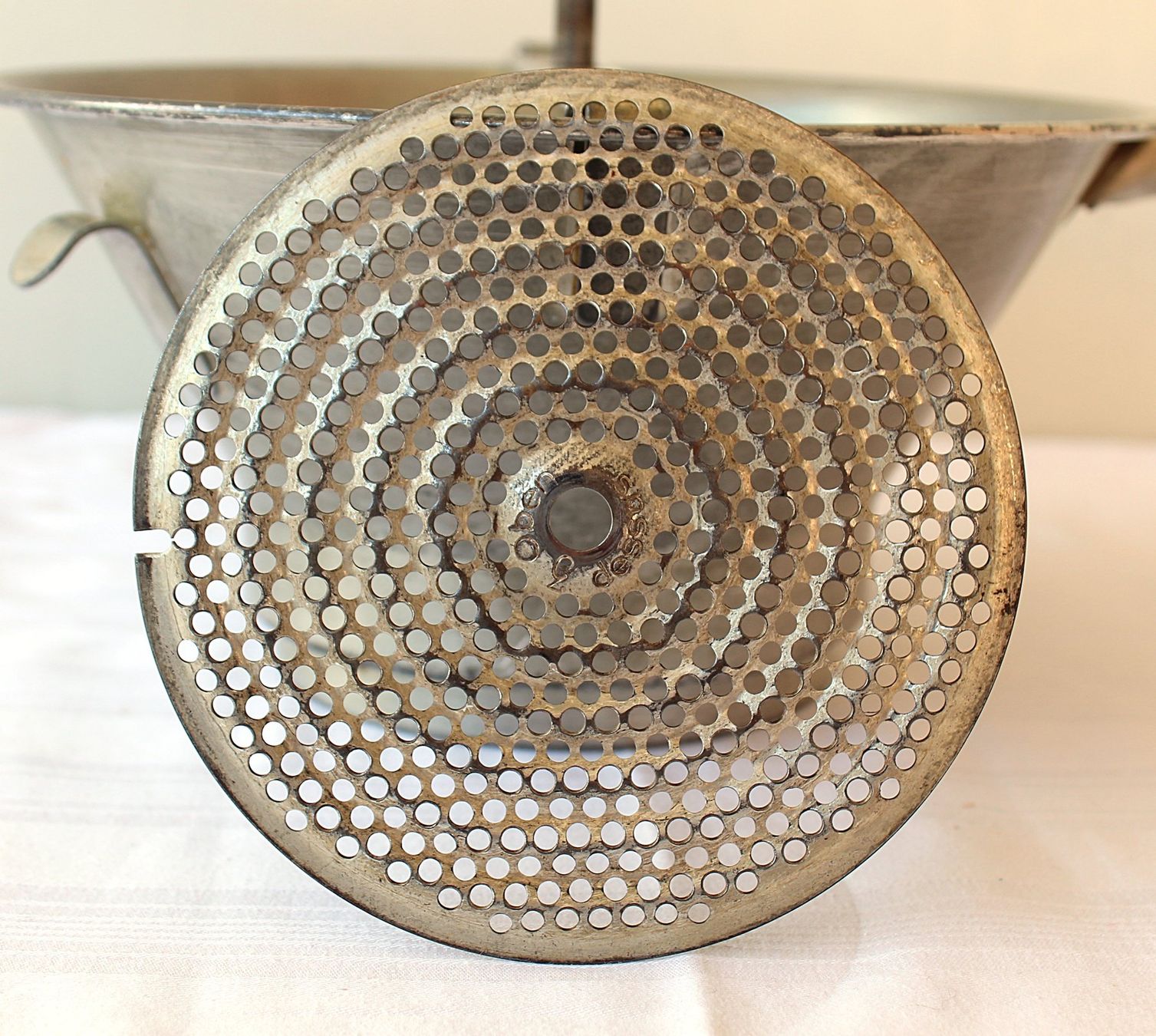 Elettrodomestici da cucina: Alte Passetout 57 Passiergerät Handkurbel mit 2 Scheiben – Usato da Zürich venduto da Auctionata 3
