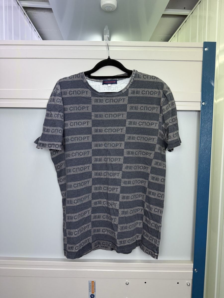 T-Shirts: Gosha Rubchinskiy monogram tee – Gebraucht aus Lausanne von Unehistoiredesapes
