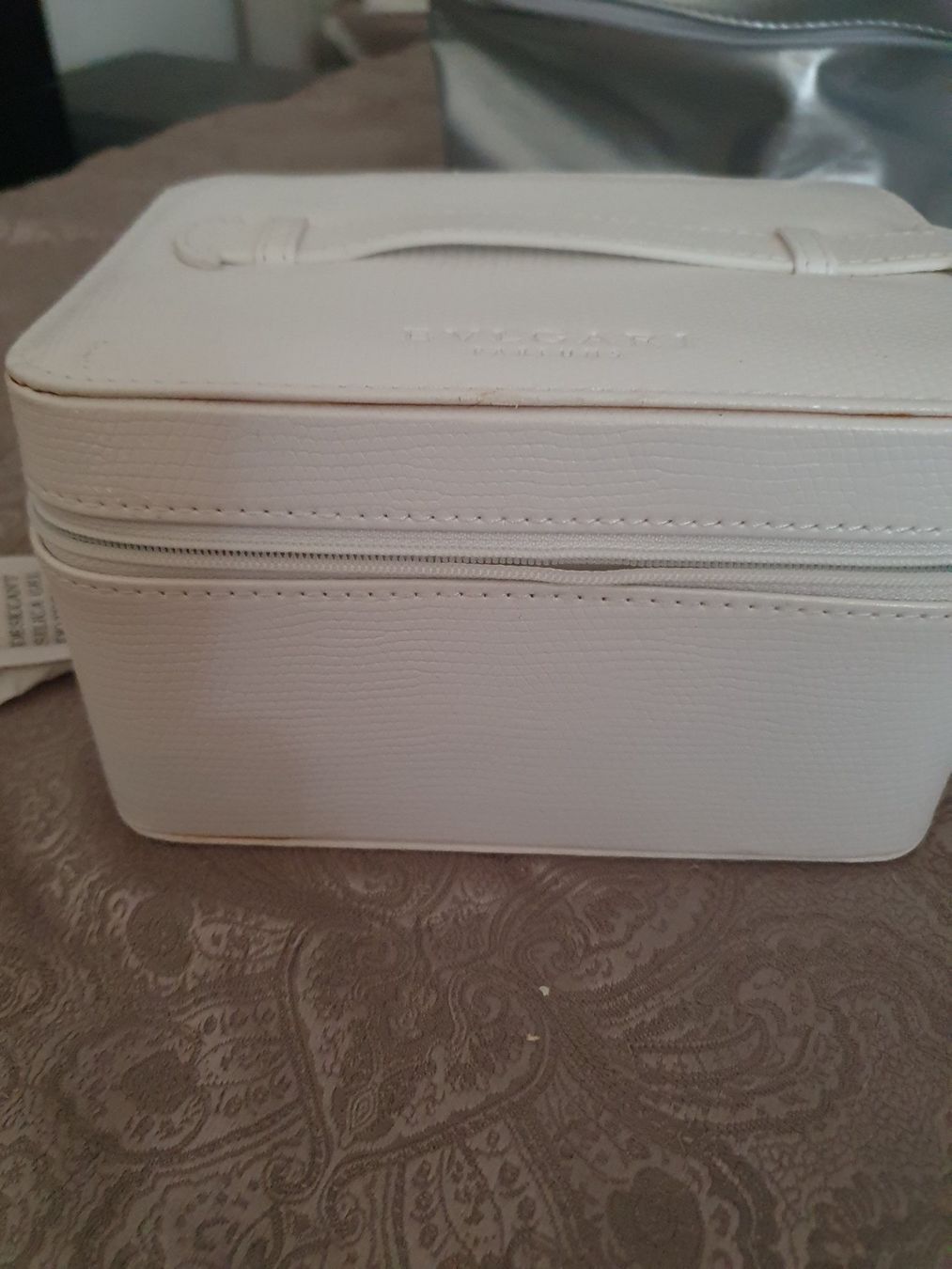 Custodie per cosmetici: Beauty case by BULGARI – Nuovo e nell'imballaggio originale da Chiasso venduto da Ann58