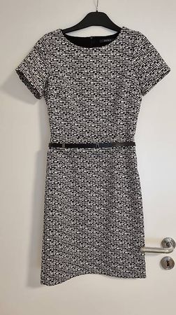 Etuikleid mit Gürtel
