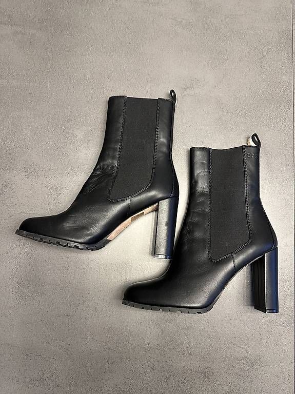 Scarpe da donna: HUGO BOSS Stiefeletten Gr. 40 neu – Usato da Dübendorf venduto da mar_mv6p 1