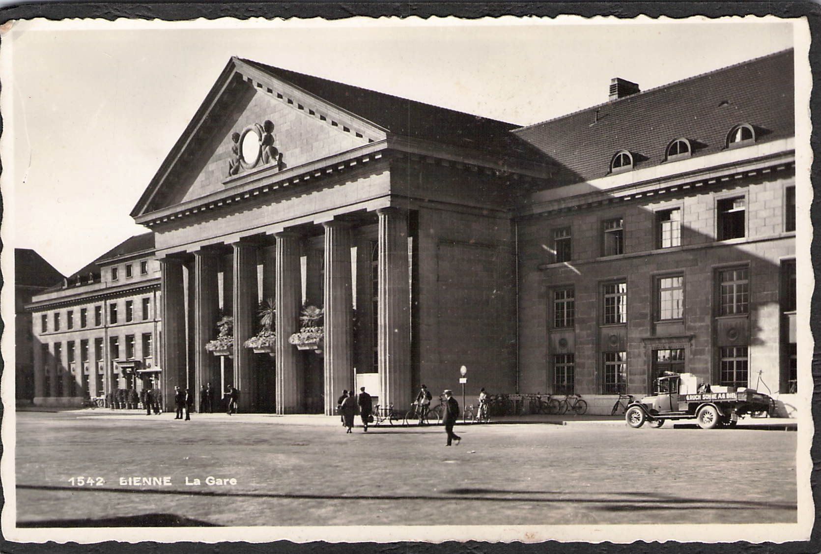 Ansichtskarten: ^Bienne , La Gare , Oldtimer,belebt – Gebraucht aus Reichenburg von Pipo-67