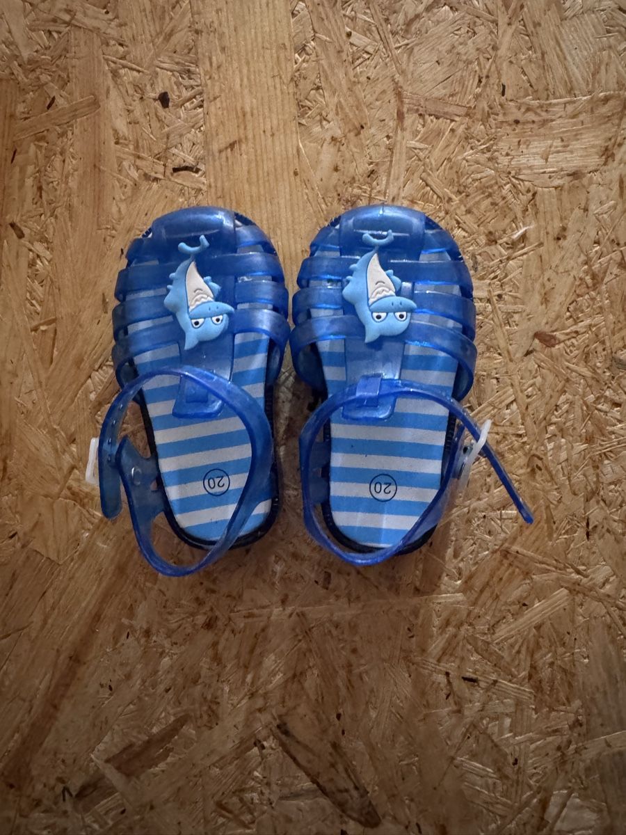 Scarpe per ragazzi: Badeschuhe Grösse 20 neuwertig – Nuovo (secondo la descrizione) da Oltingen venduto da Funnyface