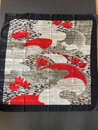 Foulard Nergis motif floral et abstrait noir rouge