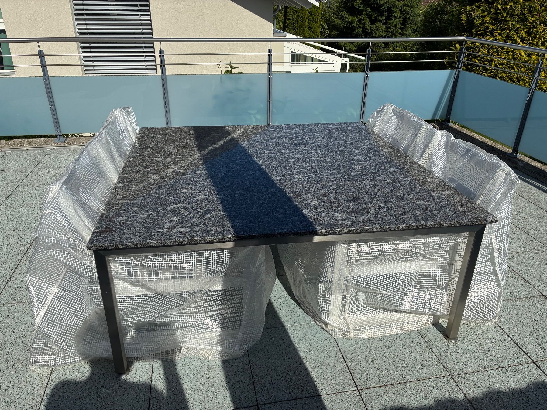 Set di tavolo e panche: Gartenlounge mit Granittisch – Usato da Rain venduto da Waro5152