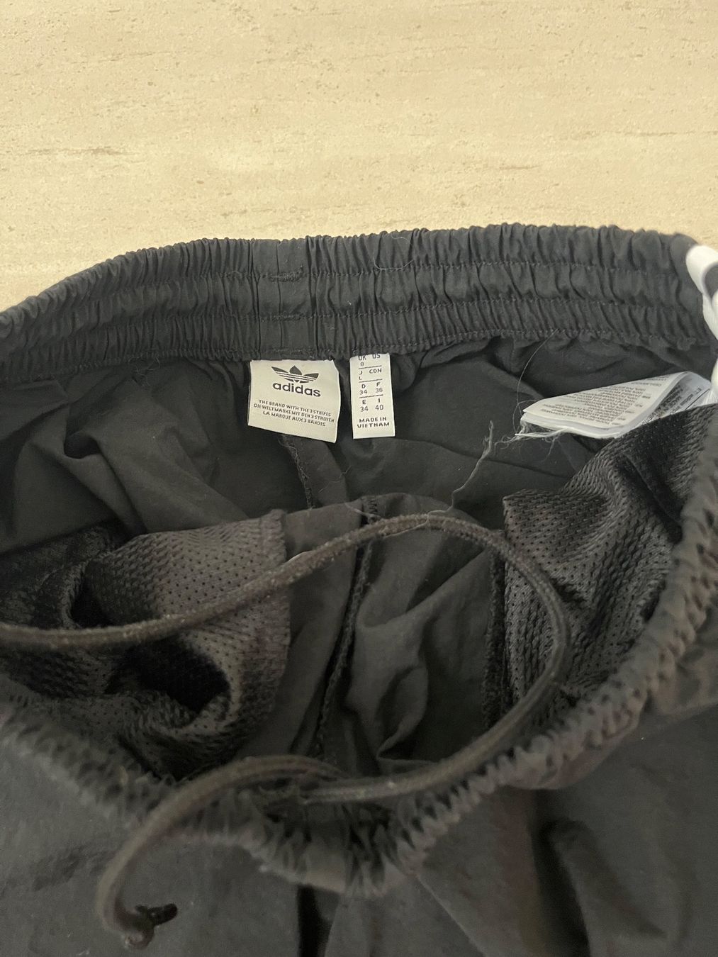 Adidas Pantaloni: Original Adidas Jogginghose Gr UK 8/EU34 – Nuovo (secondo la descrizione) da Luzern venduto da Sono2 5