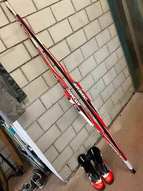 Atomic Sci: Skating Langlauf Skis Atomic World Cup mit Schuhen – Usato da Burgdorf venduto da fel_2p2n