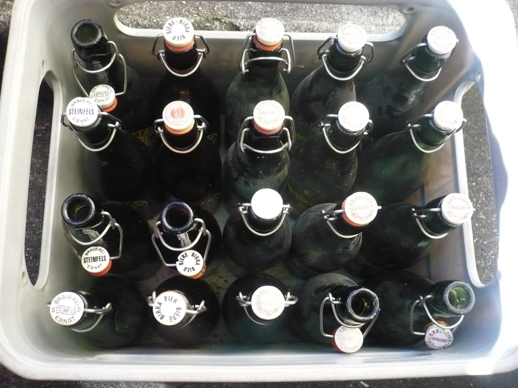 Bicchieri, Caraffe & Bottiglie: Bütschwiler Bierkiste mit div. Flaschen – Usato da Biberist venduto da Urmel 4