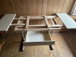 Ausklappbarer Tisch mit Schublade