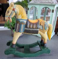 Dekoratives kleines Retro-Schaukelpferd aus Holz, Höhe 46 cm