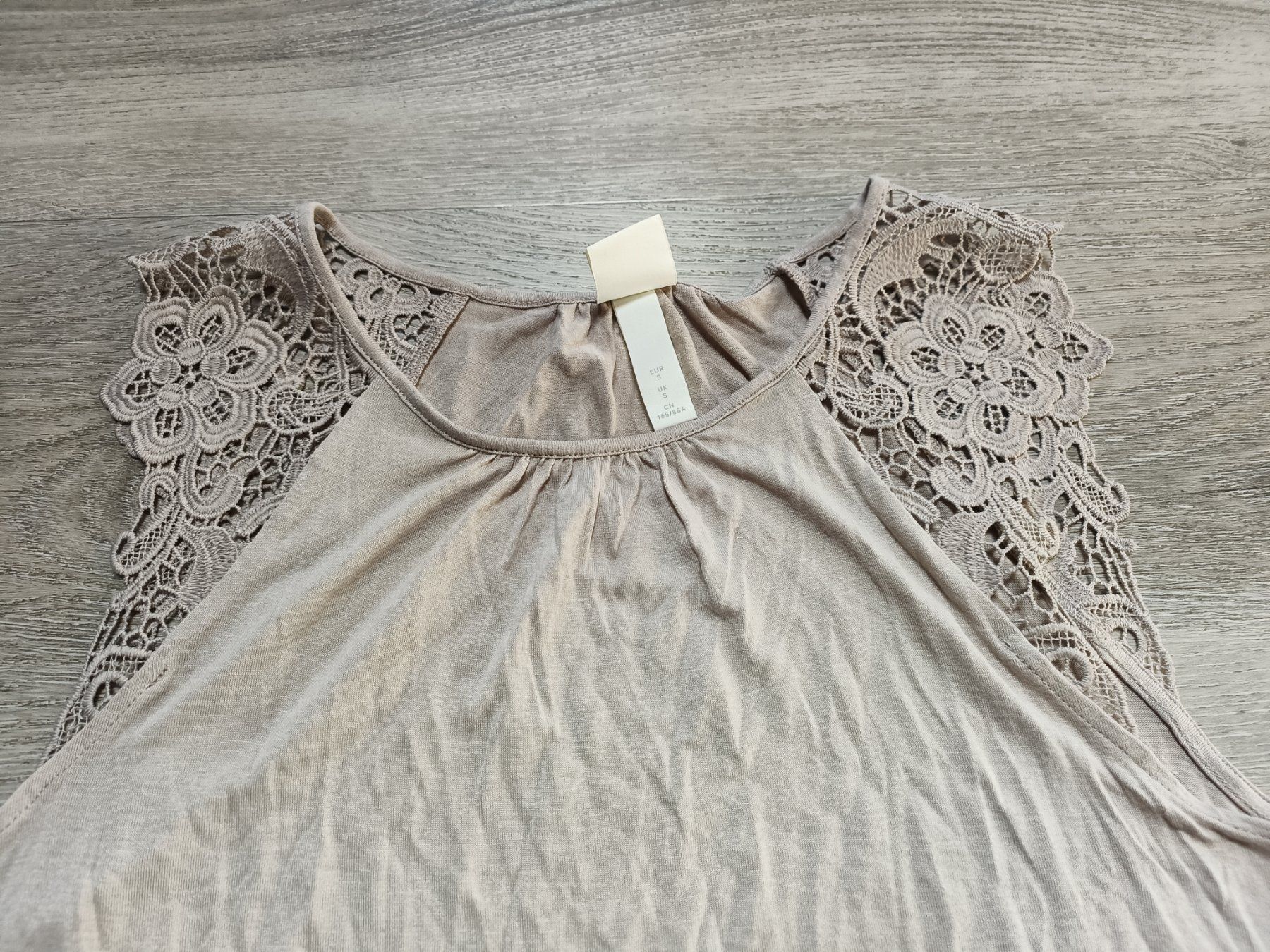 T-shirt: Beiges Shirt S/M Neu – Nuovo (secondo la descrizione) da Bätterkinden venduto da Elefantenzoo 1