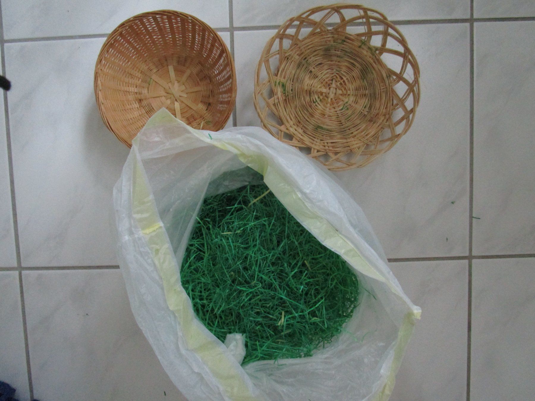 Sonstiges für Haushalt & Wohnen: 2 Osterkörbli und Gras – Gebraucht aus Mülligen von gipseli