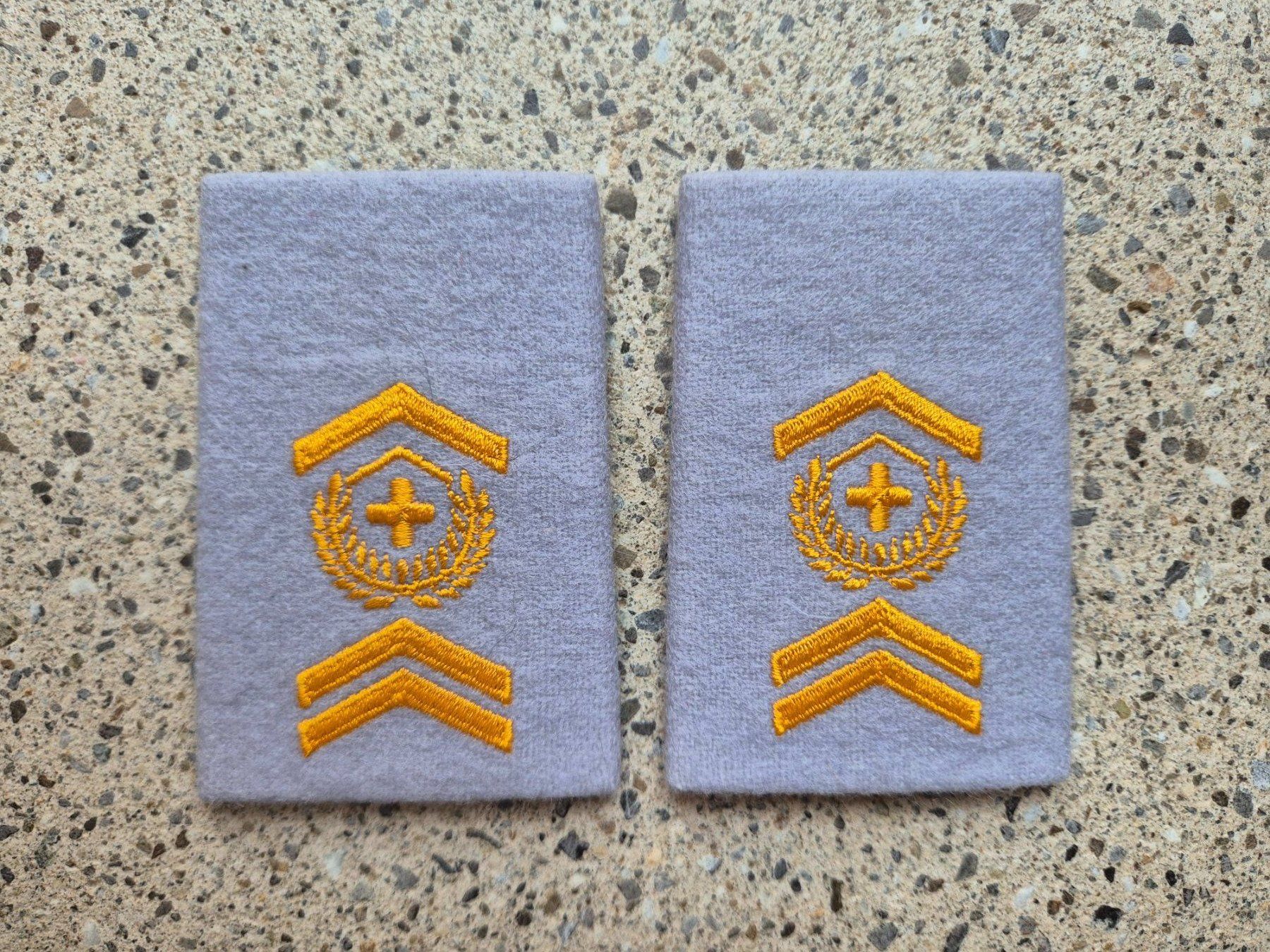 Schweizer Armee Plaketten & Abzeichen: Gradabzeichen Patten Set Adjutant Übermittlungstruppen – Neu und originalverpackt aus Riedholz von fr_sIruP