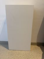 Schmaler weisser Wandschrank