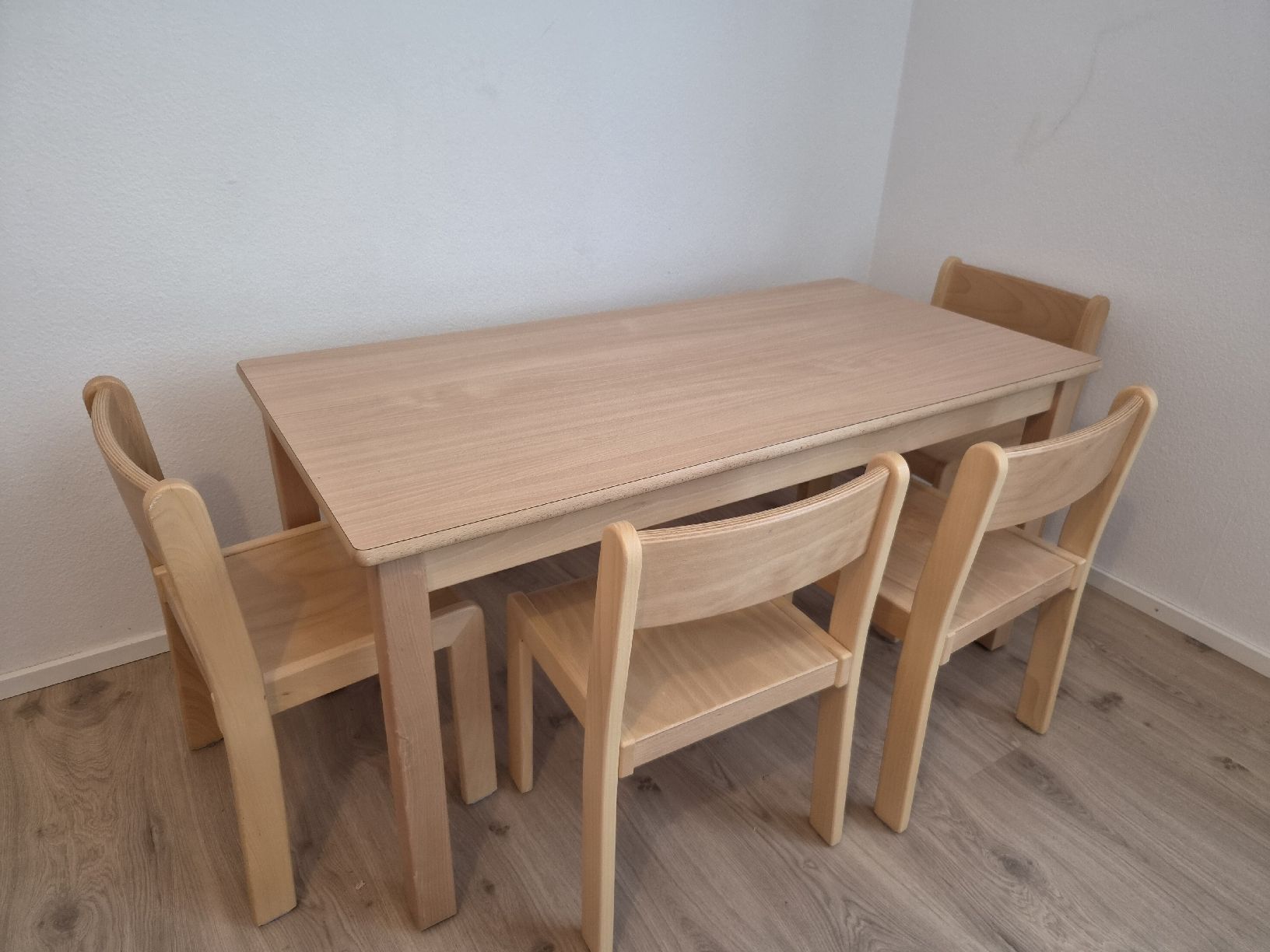 Set de table et chaises: kibemo Kindergartentisch + 4 Stühle - TOP – D'occasion à Rüschlikon par Dave830
